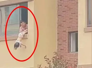 影/女童在房間小便惹怒父親　遭「頭上腳下」懸掛窗邊嚇壞路人