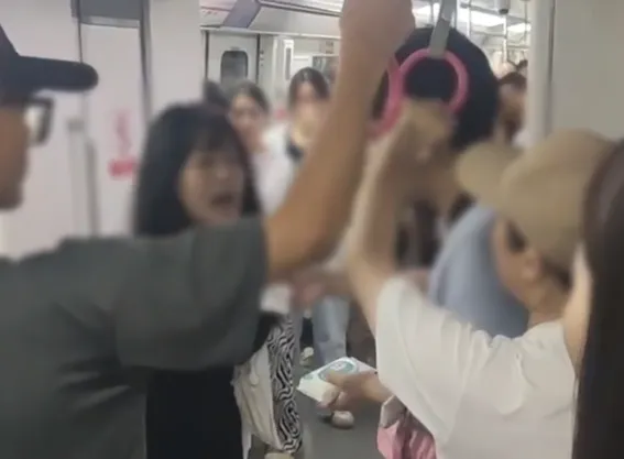 影/誤會對方偷拍寶貝兒...重慶2女地鐵爆爭執　持水壺狠k致對方掛彩