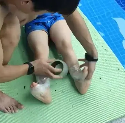 影/游泳教練為教小朋友正確踢水　出招用「膠帶纏腳踝」獲奇效