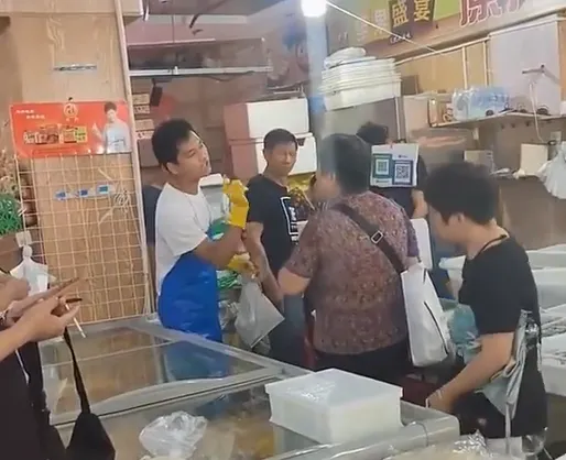 影/買魚要求「幫忙殺」後反悔「掉頭就走」　魚販氣炸將人攔下理論