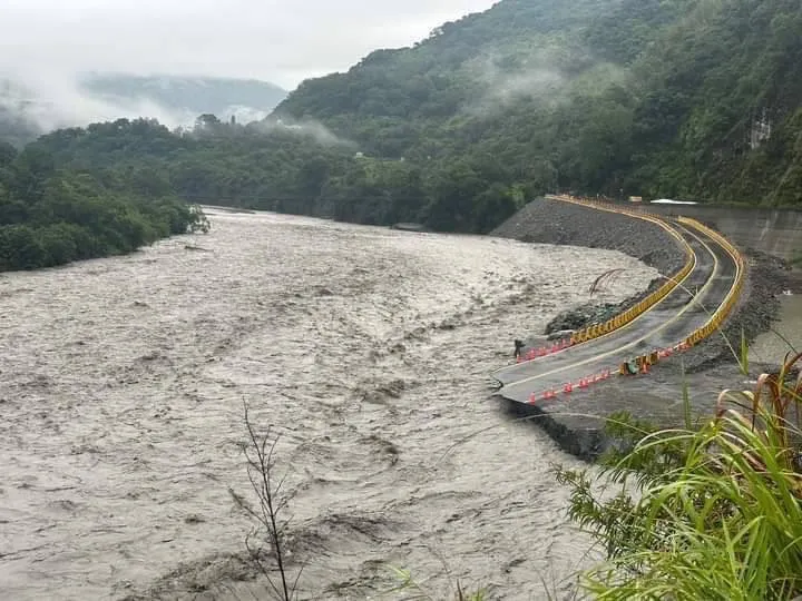 杜蘇芮災情／震撼空拍！南橫梅蘭明隧道便道遭沖斷　一截不見了