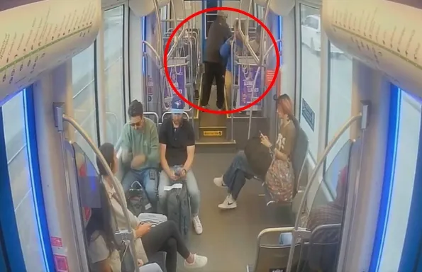 影/西雅圖輕軌驚傳濺血事件！男子持刀狂刺乘客18刀　民眾見義勇為「扔鞋」阻犯行