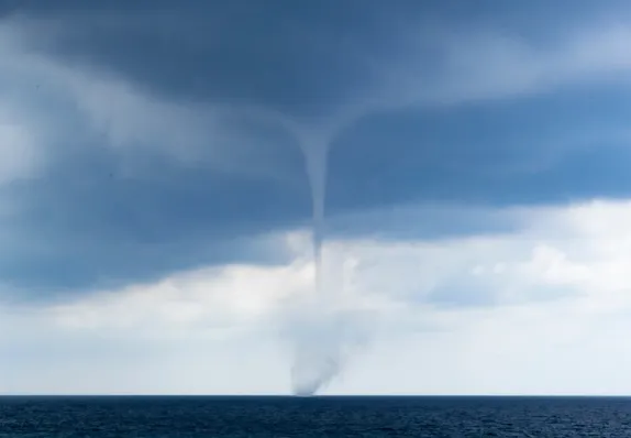 影/泰國遊覽船突遇水龍捲致1死1失蹤　7名乘客遭拋入水中恐怖畫面曝