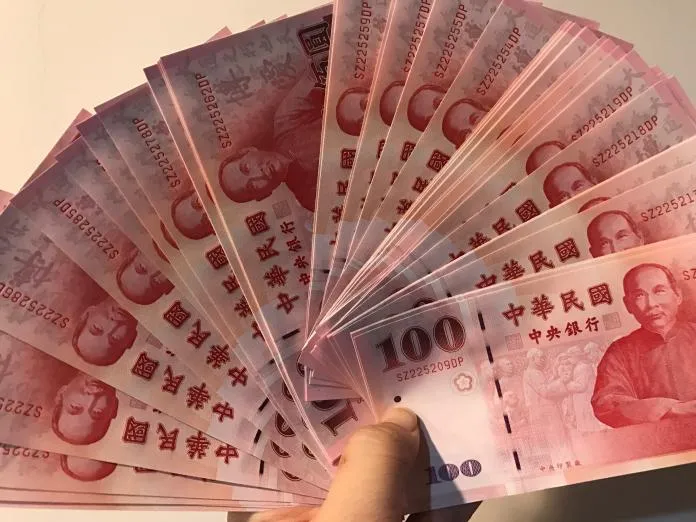 你知道百元鈔背面景點在哪？他秀合影照　網見「這點」直呼圖文不符