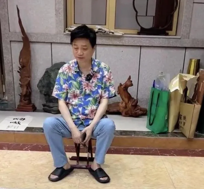 影/模樣憔悴！前《央視》大咖主持淪擺攤賣字畫　他認：養家糊口不丟臉