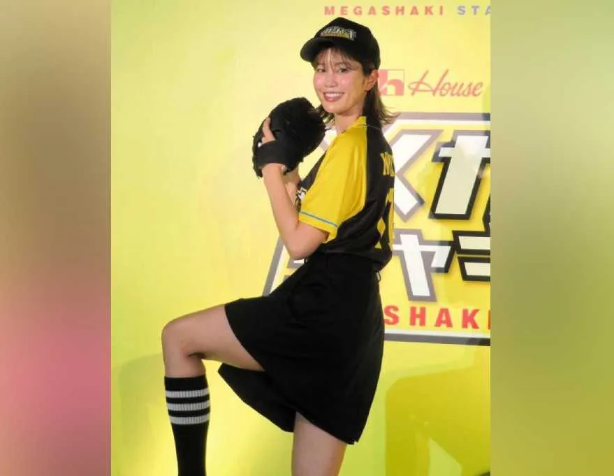 影/美腿全開！日本E奶棒球女神化身啤酒妹　超短裙大棒猛揮