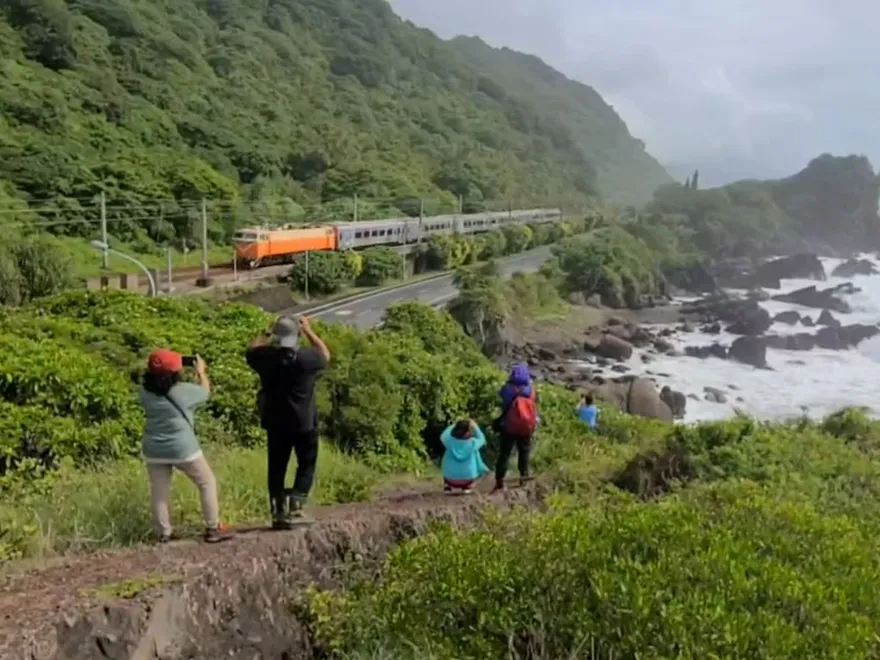 海葵颱風/宜蘭海邊掀長浪！民眾興奮觀浪拍火車