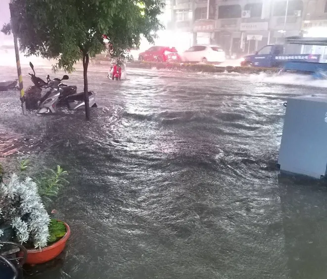 海葵颱風/高雄雨彈狂轟多區豪雨特報　里長無奈發文求助：又淹水了