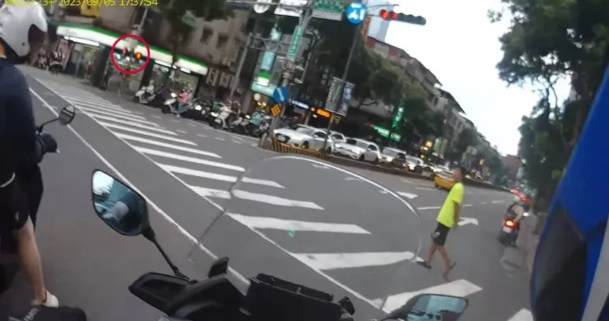 讓人厭惡！行人手插背大搖大擺闖紅燈　騎士怒噴國罵