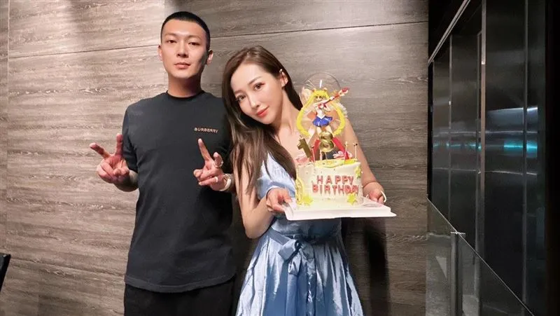 鳳梨曬帥氣西裝照！爆求婚穩交3年女秘書　他霸氣16字喊話