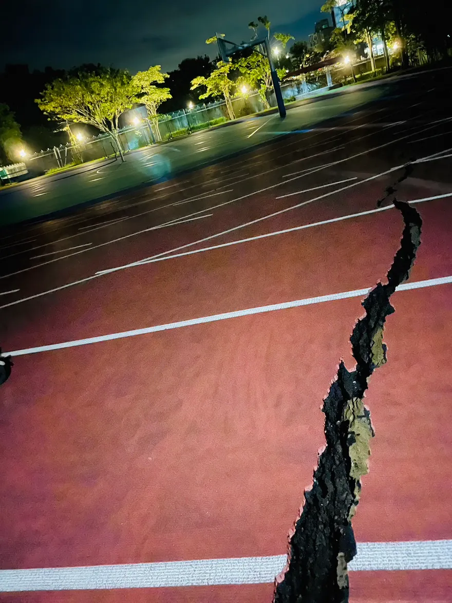 影/大直民宅崩塌…附近學校圍牆被劈兩半　操場爆裂如強震過後