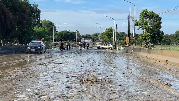影/水終於退了！嘉義「永欽二號橋」遍地汙泥　受災居民開堆高機嚇：水曾淹到腰
