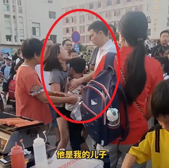 影/離婚夫妻校門口上演「扶養權搶奪戰」　孩子爆哭惹圍觀者心疼