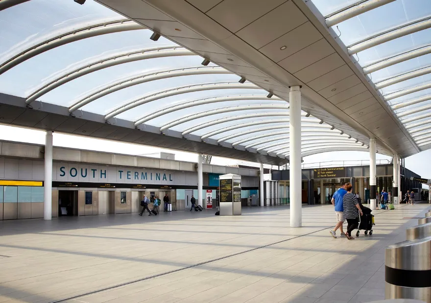 沒有航空管制員！英國蓋威克機場22架航班臨時取消　上百架航班延誤