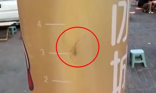 知名連鎖飲料店杯中「喝出蜘蛛」　店員急「湮滅證據」惹怒顧客