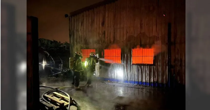 桃園鐵皮倉庫深夜冒大火！出動75名消防人員4小時撲滅
