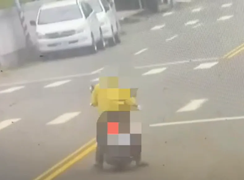 影/重機自撞電杆！高雄小港8旬翁送醫急救　家屬稱有慢性病