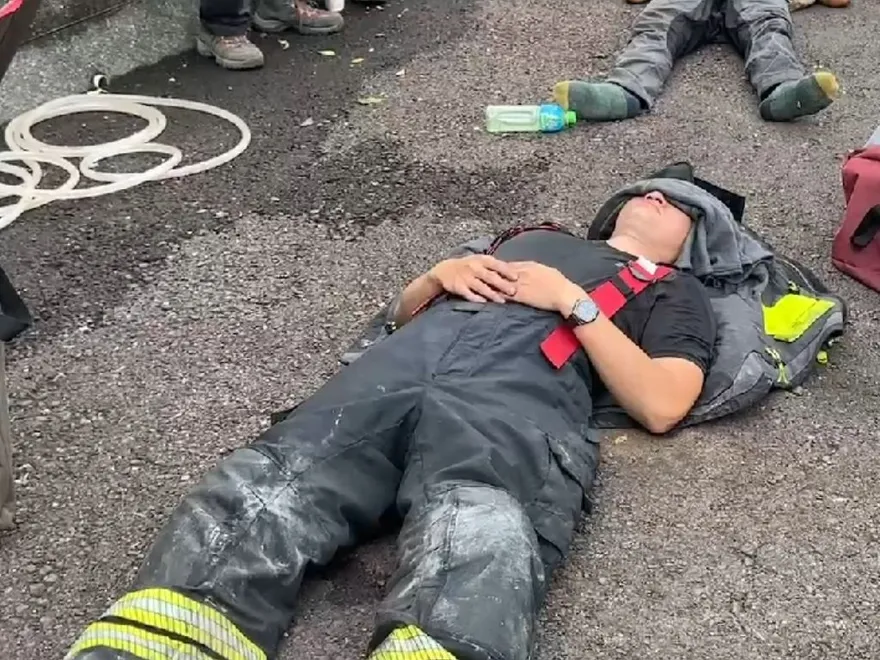 向英雄致敬！消防員屏東徹夜救火累翻　席地而睡衣當枕