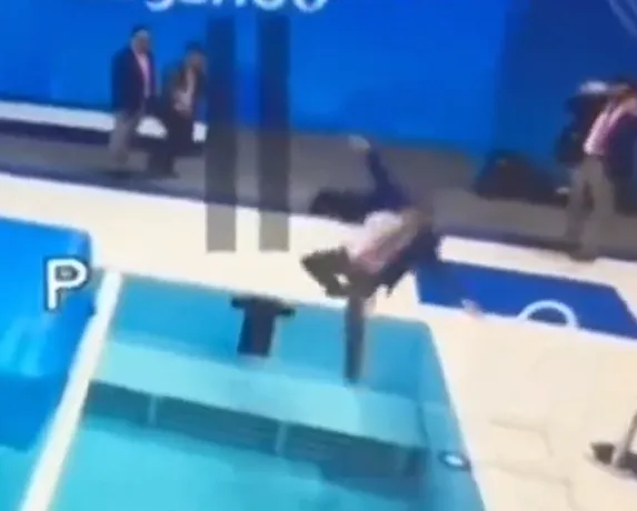 杭州亞運/游泳裁判突「腳一滑」摔入池中　1逗趣反應化解出糗尷尬