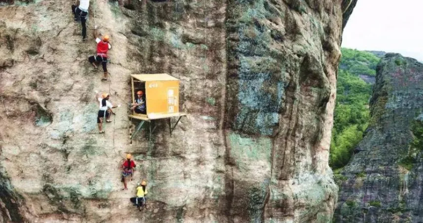 攀岩教練蓋便利店於百米高岩壁上　提供免費飲水、月餅「只要你爬的到」