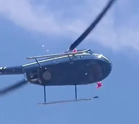 影/超酷！新人將婚禮提升至「新高度」　搭直升機灑下紅包雨賓客嗨翻