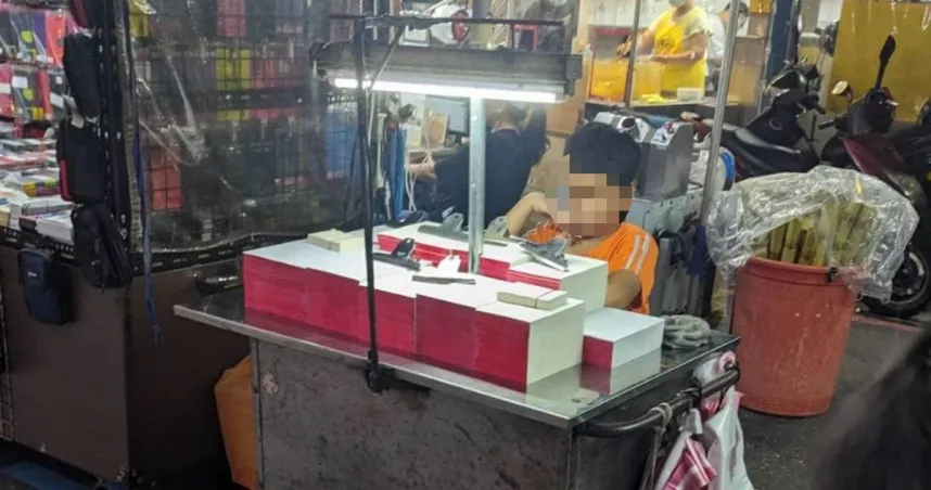 廣州街阿伯擺攤「賣紙35年」怎生存？網友爆料：紙是要算牌用的