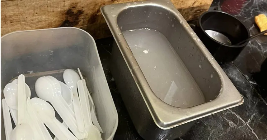 有潔癖的人根本不吃！火鍋店「這熟悉景象」每每都讓她猶豫...