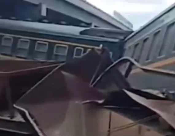 影/工程車翻覆卡鐵軌！列車來不及閃迎面撞上　4車廂脫軌嚴重扭曲變形