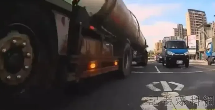 影/浮現人生跑馬燈！大貨車衝左轉車道高速右彎　騎士急閃險釀「保齡球追撞」