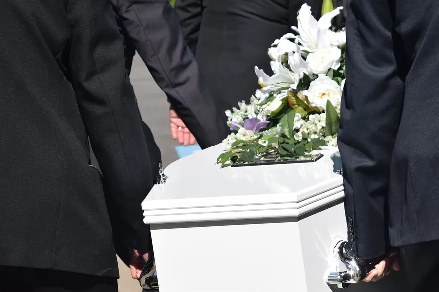 感人！男子遭槍殺寵物狗「天天等他回家」　葬禮見棺材直接「撲上告別」
