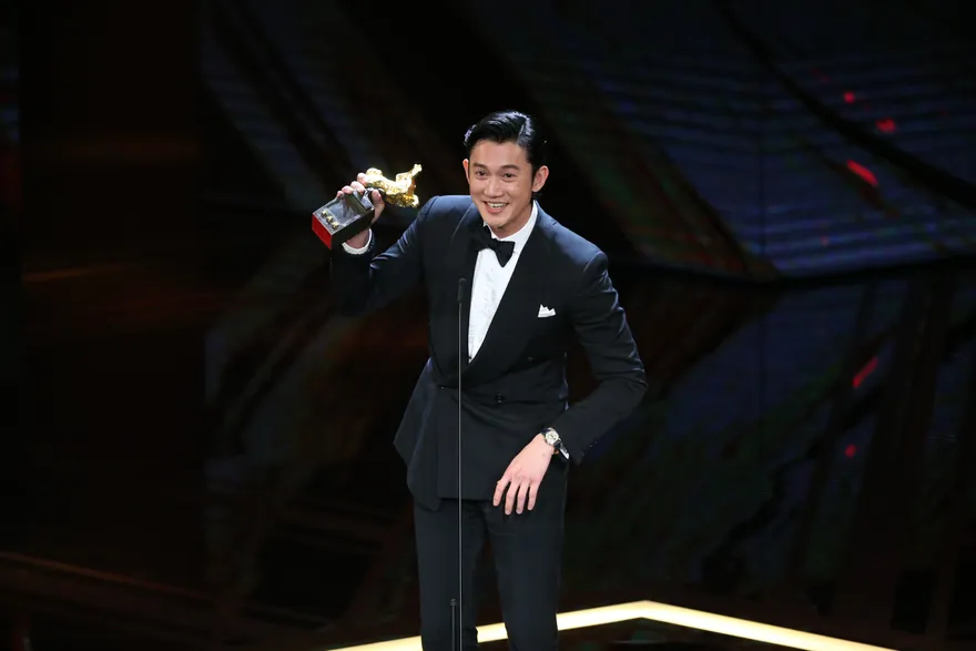 金馬60/首提名就得獎！吳慷仁奪影帝哽咽　謝陳慧翎導演：有比吳建豪帥吧