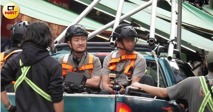 王淨再穿學生制服！九把刀《功夫》開拍陷爭議　封街拍攝撞車戲惹怒攤商