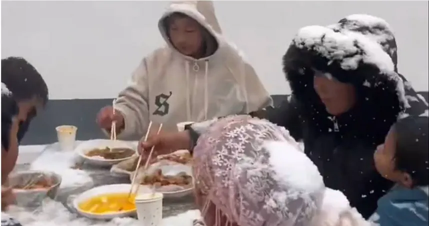 影/「流水席」變「流雪席」！婚宴辦桌突然天降大雪　賓客淡定用餐場面有趣