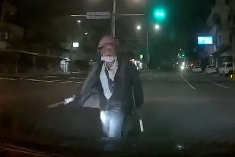 影/彰化男撿東西被叭抓狂！持刀追逐砍車嚇壞駕駛　因為車上有「5月大嬰兒」
