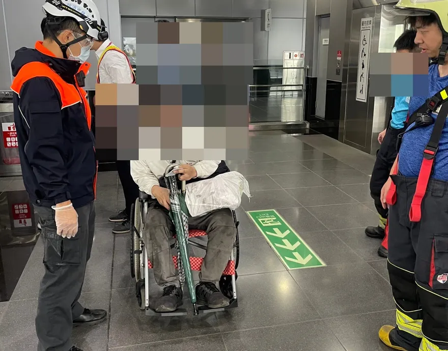 快訊/台鐵高雄鳳山站「59歲男落軌」！工作人員一把拉上來