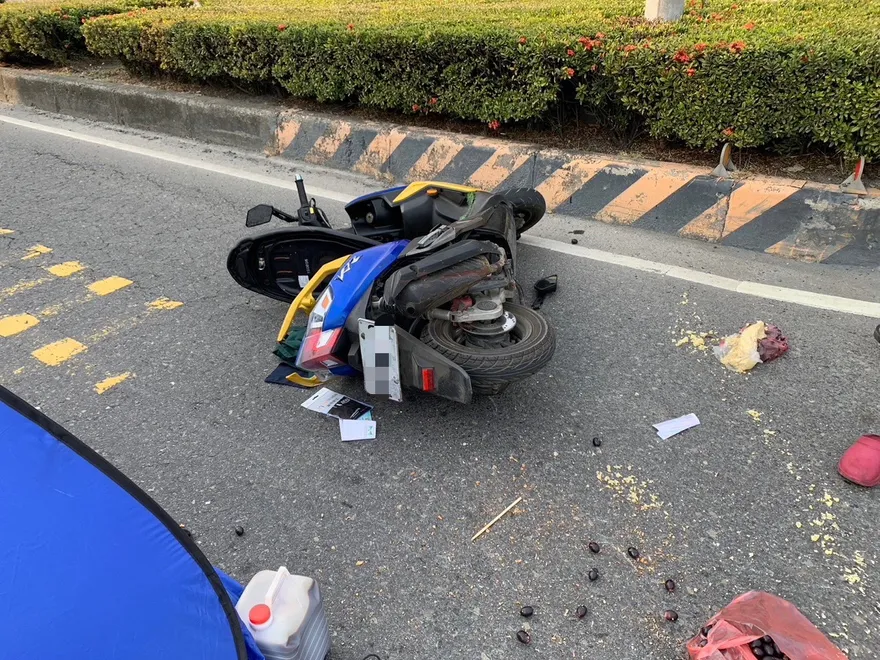快訊/死亡車禍！高雄大貨車右轉撞機車　68歲女騎士滾車底慘遭輾死