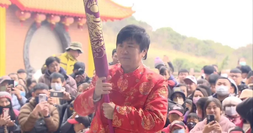 尷尬！胡瓜放送千元紅包爽爽送　偷吃掏「這根」慘遭抓包