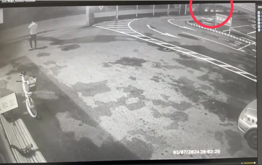 快訊/驚悚攻擊畫面曝！新店3民眾慘被外籍男持鋤頭劈傷　嫌犯驗出毒品反應