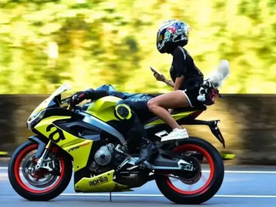 騎士不見了？重機載長腿妹玩這招「爸爸們怒喊出草」　本尊嗆：我不會改