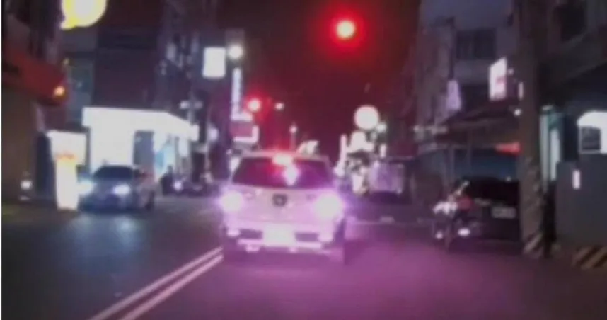 高雄三寶「走走停停」引警側目　車飄異味毒蟲身份露餡