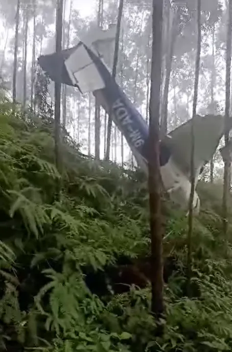 影/驚險畫面曝！大馬小飛機墜毀油棕園　「機頭朝下」撞爛致2傷