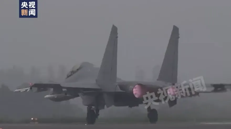 影/解放軍南通艦台海執行戰備警巡　陸媒：台灣鄭和艦離我0.6海浬
