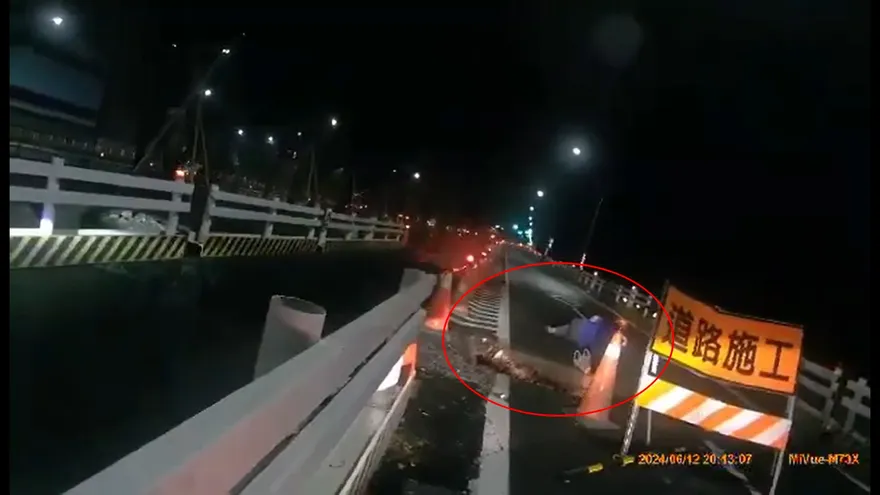 影/「大鴻溝」生吞騎車！高雄路面施工釀3騎士慘摔　機車直墜B1