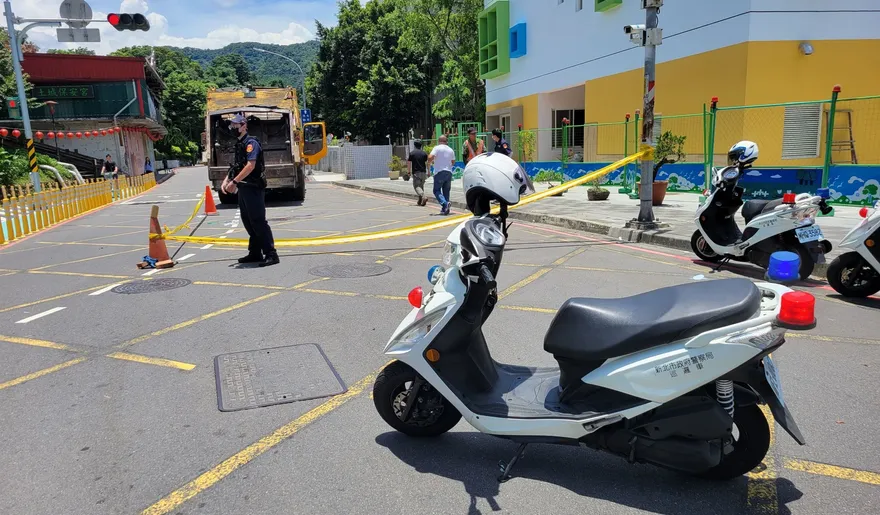 快訊/新北土城驚傳垃圾車車禍！騎士遭輾臟器外露　送醫搶救仍不治