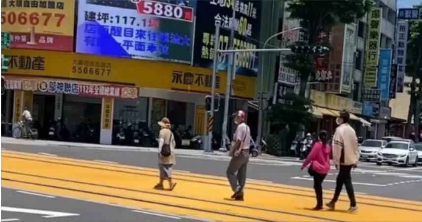 高雄超狂輕軌闖入事件！一家人軌道漫步被酸「以為塗顏色就是人行道」