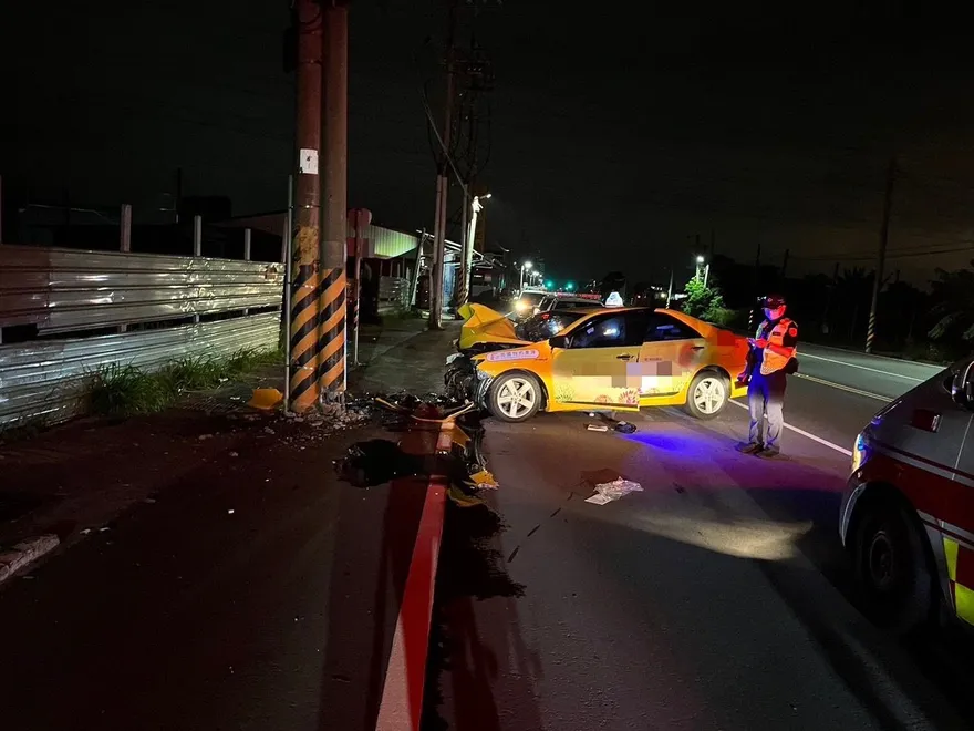 疑精神不濟！大寮「小黃司機自撞電桿」車頭全毀重創亡