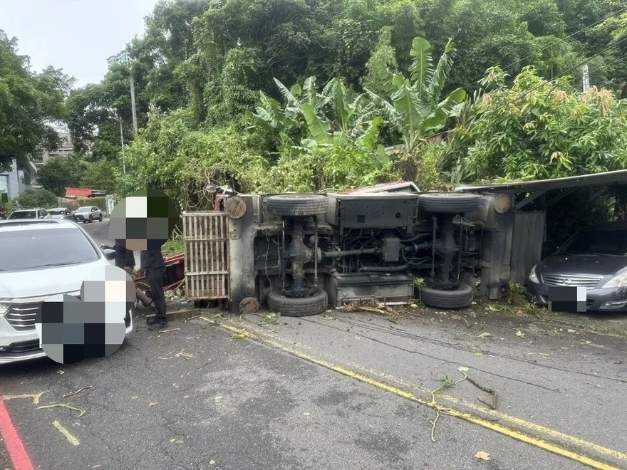 汐止驚悚翻車意外！機械吊車煞車失靈一路翻下山　車棚被撞爛…駕駛命大輕傷
