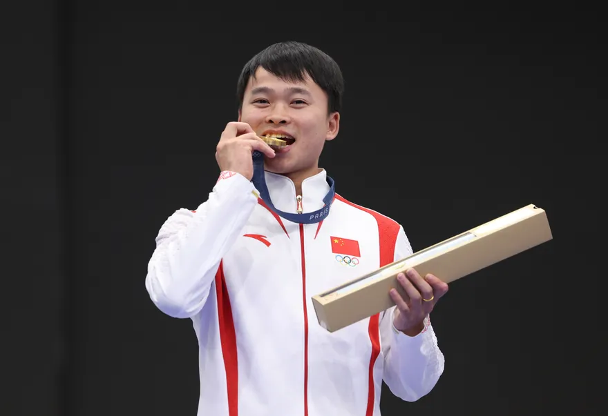 大陸隊再添1金！00後小將謝瑜空氣手槍逆轉勝　台上開心「試吃金牌」