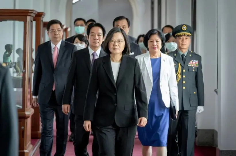 影/蔡英文推出「辣台妹寫真輯」　黃揚明質疑：照片竟然沒有「他」！