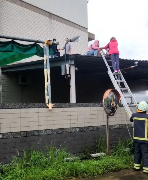影/救援畫面曝光！高雄洗衣工廠下班前突冒濃煙　8員工困受困消防架梯
